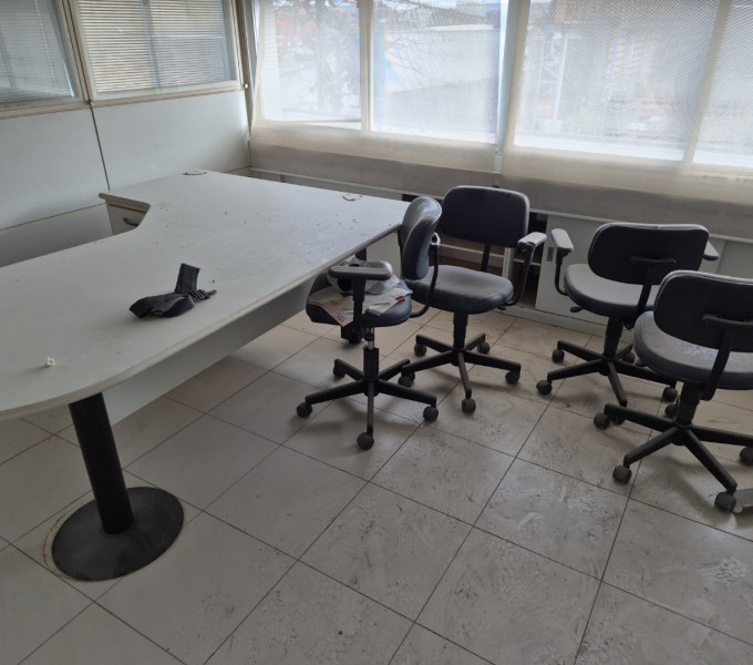 1 Birô, 4 cadeiras com rodízio[3 com braço e 1 sem]