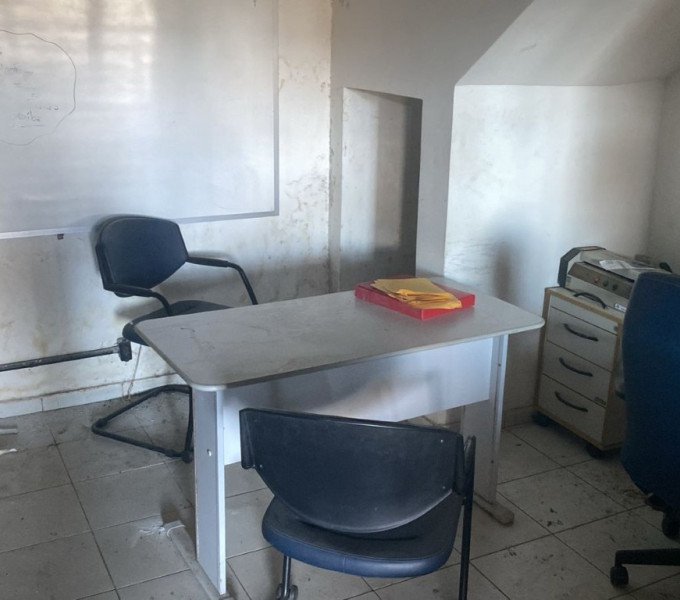 4 cadeiras estofadas, 1 birô, 1 gaveteiro, 1 estante de aço, uma estante em MDF, 1 armario, 1 mini estante