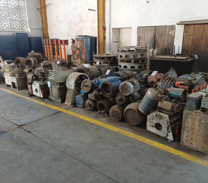 3 Disjuntores beghim, 2 motores para centrífuga, 28 motores elétricos {diversos tamanhos; fechados e abertos}, Transformador de óleo, 11 Disjuntores weg {vazios}, 2 softstarter, 5 Autocompensadores, Transformador trifásico, Inversor de frequência