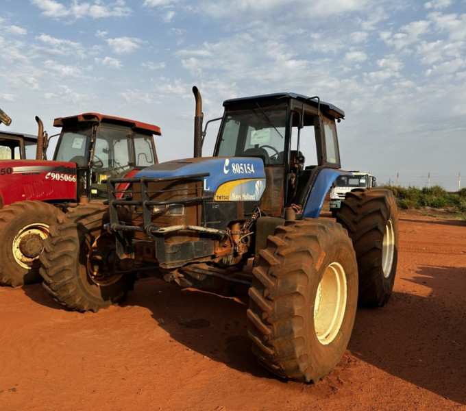 Trator de pneus New Holland TM47040, Ano: 2013, Frota: 805154 + Item 07 (cx 2-3) Diversas peças/materiais New Holland