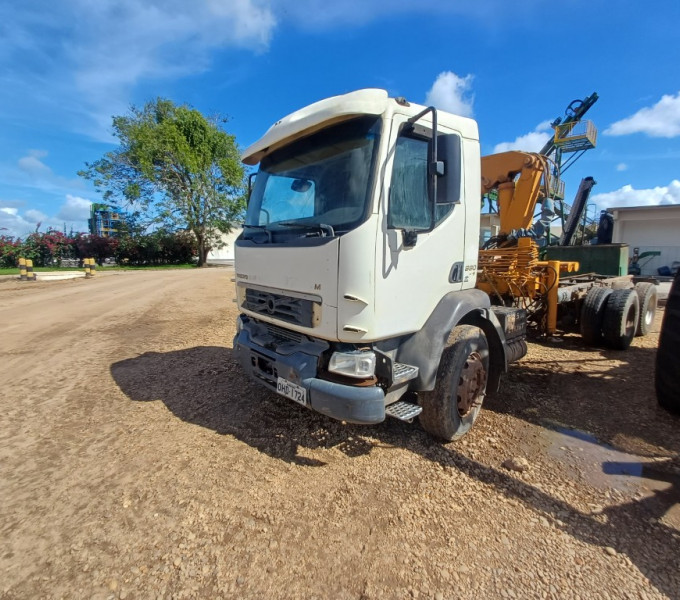 Caminhão Volvo 330, 2013, plataforma c/ Implemento Munck + item 9