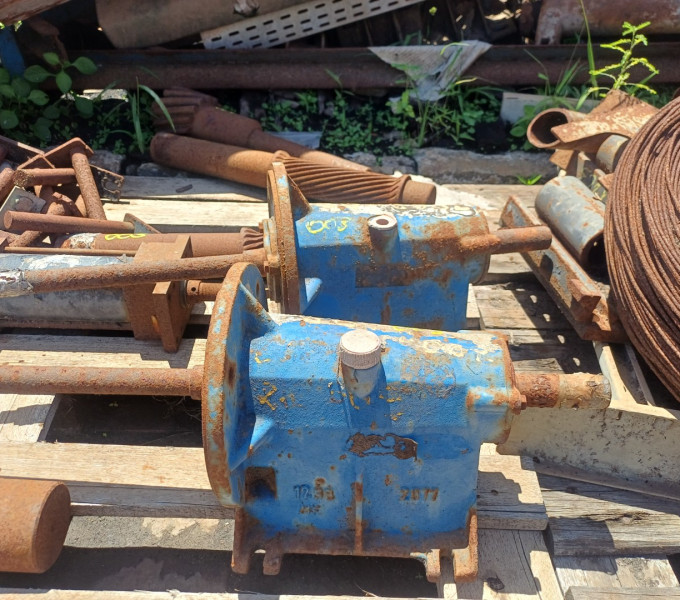 2 Cavaletes p/ bomba centrifuga + 4 Pinhões em AC