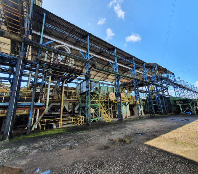 Prédio da moenda c/ estrutura em vigas, telhas e tesouras, aprox. 25m x 20m