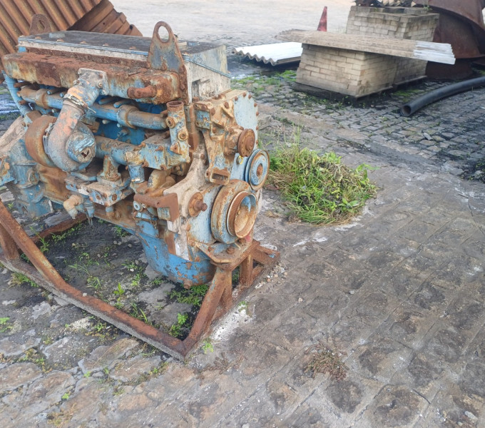 1 Motor a combustão Cummins 6 cilindros