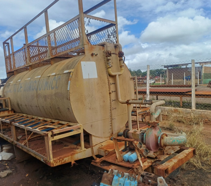 Tanque horizontal com chassi 8000l c bomba acoplada (calda de agroquimica) Frota: 128017
