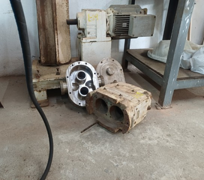 Bomba de lóbulo C/ base em AC e motor