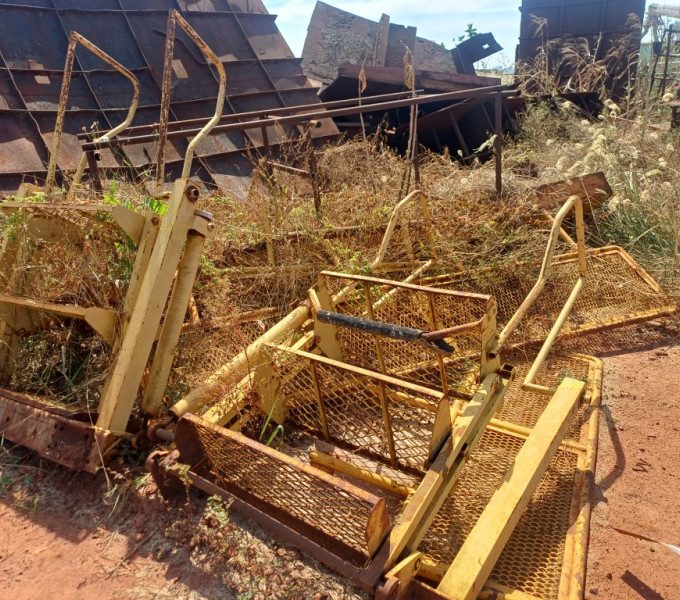 02 ESCADAS P/ IMPLEMENTO AGRICOLA