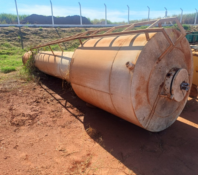 TANQUE VERTICAL E ESCADA EM AC