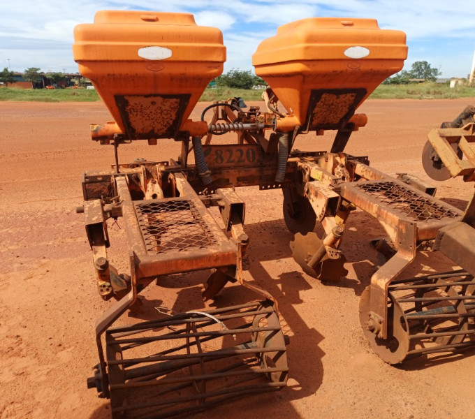 IMPLEMENTO AGRÍCOLA CULTIVADOR DE PALHA COM ADUBADEIRA DMB, FROTA: 822039
