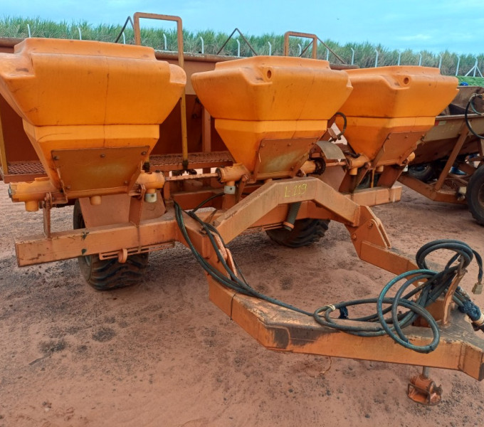 IMPLEMENTO AGRÍCOLA DISTRIBUIDOR DE CALCÁRIO COM ADUBADEIRA EM INOX, FROTA: 824040
