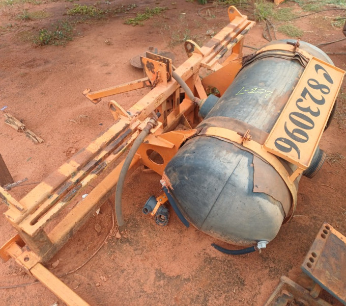 IMPLEMENTO AGRÍCOLA COBRIDOR C/ TANQUE 300L, FROTA: 823096