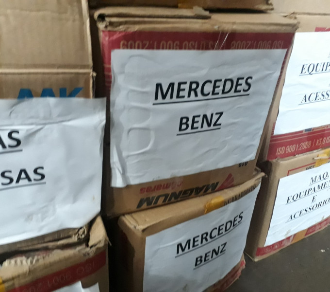 Diversas peças e acessórios p/ Mercedes Benz como: Assento passageiro, Canos, buchas, juntas, ponta capa tras. Rolamentos, etc.