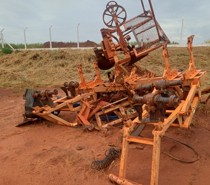 DIVERSOS IMPLEMENTOS AGRÍCOLAS (AMONTOADOS), FROTA: 823061, 923032, 823066