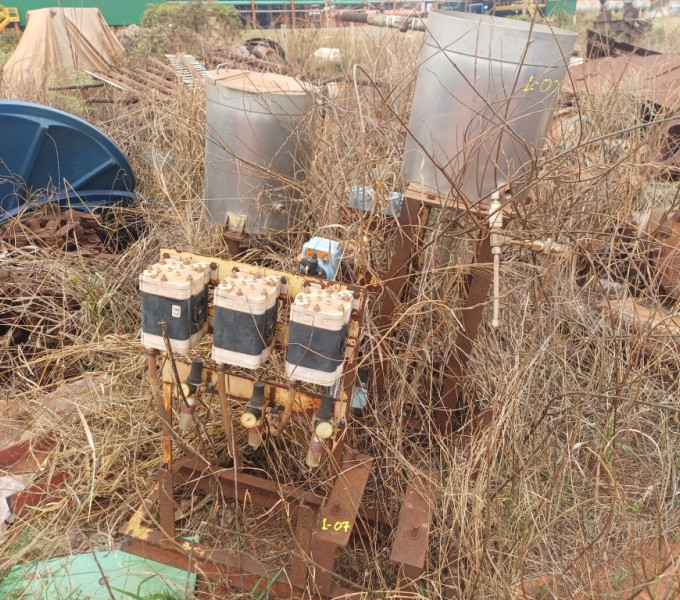 sistema de dosagem polimero 3 und (2 tanques inox) + 2 paineis eletricos pequenos + 1 gravador + ventoinha + estufa e equipamento de labiratorio