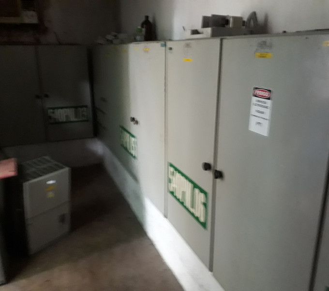 09 Caixa com Painéis Elétricos Completo