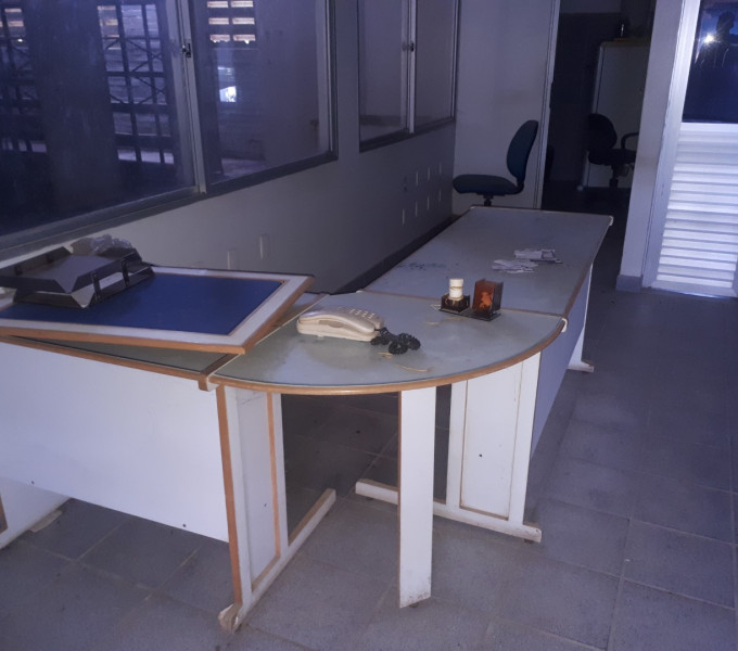 03 AR-CONDICIONADO DE PAREDE, 03 MESA EM L, 01 REFRIGERADOR E ARMÁRIO EM MDF, 01 COMPUTADOR DE MESA.