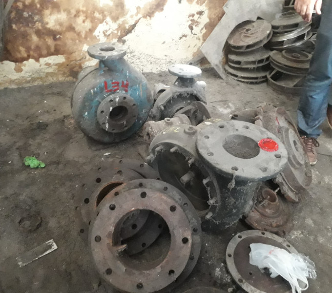 3 bombas centrifugas:1 worthington em bronze (Sem tampa de sucção e rotor), 01 em Inox e 01 em Bronze