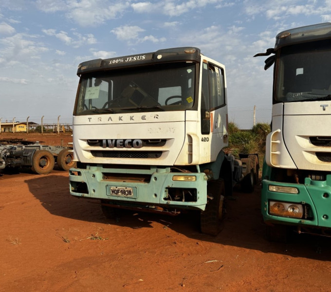 Caminhão cavalo mecânico Iveco Trakker 420, Ano: 2012, Frota: 803173 + Item 06 (cx 0-3) Diversas peças/materiais para Iveco