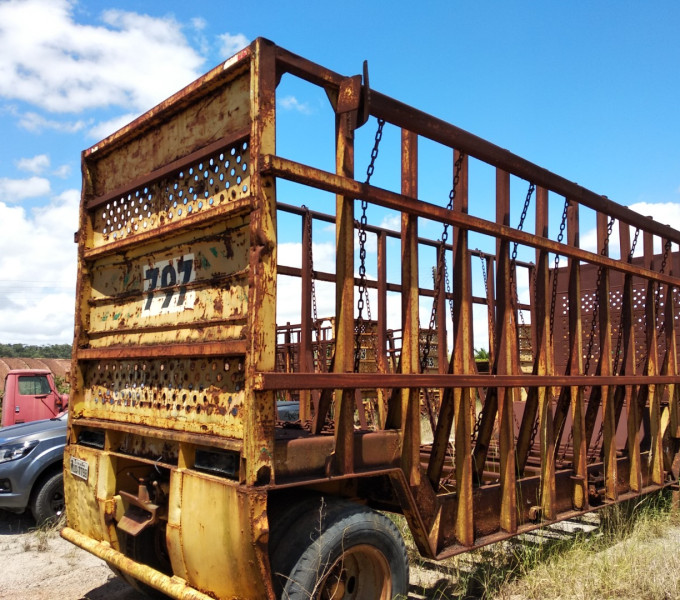01 REBOQUE ABERTO – 8,30m RANDON MUQ-7798, ANO 2001 FROTA: 20797