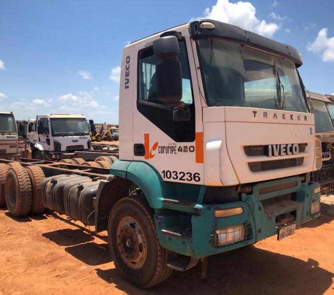 Caminhão Iveco Trakker 380 T42, branco, NMG-2081, 2011