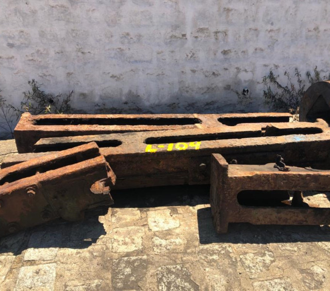 Pequena quantidade de vigas danificadas em ferro fundido