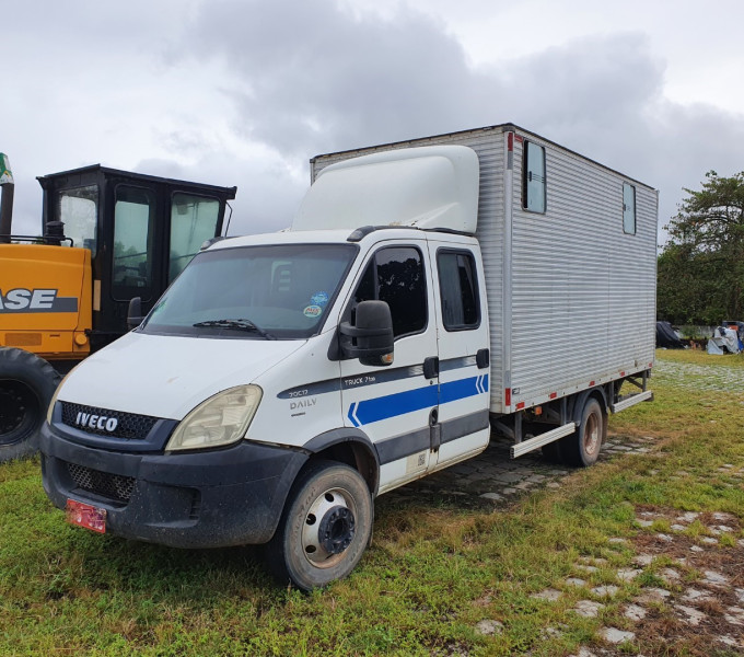 Micro-Caminhão Iveco Daily 70C17, Truck 7ton, Cabine dupla, rampa elétrica