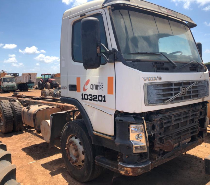 Caminhão Volvo FM-12 380, branco, MVA-6245, 2004