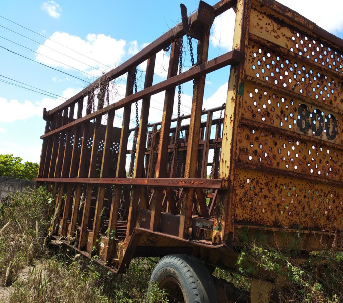01 REBOQUE ABERTO – 8,30m RANDON MUQ-7698, ANO 2001 FROTA: 20800