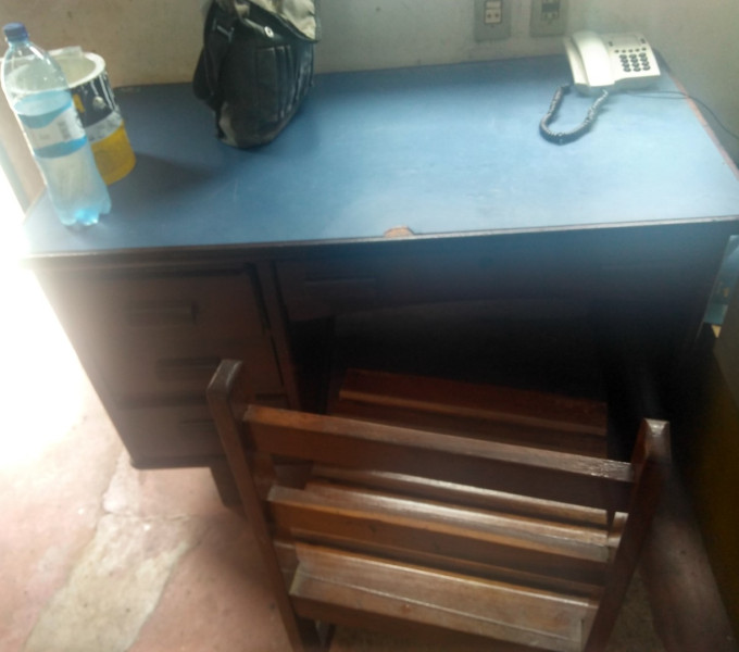 Sala dos painel da moenda: 01 mesa, cadeira e um ventilador Mallory