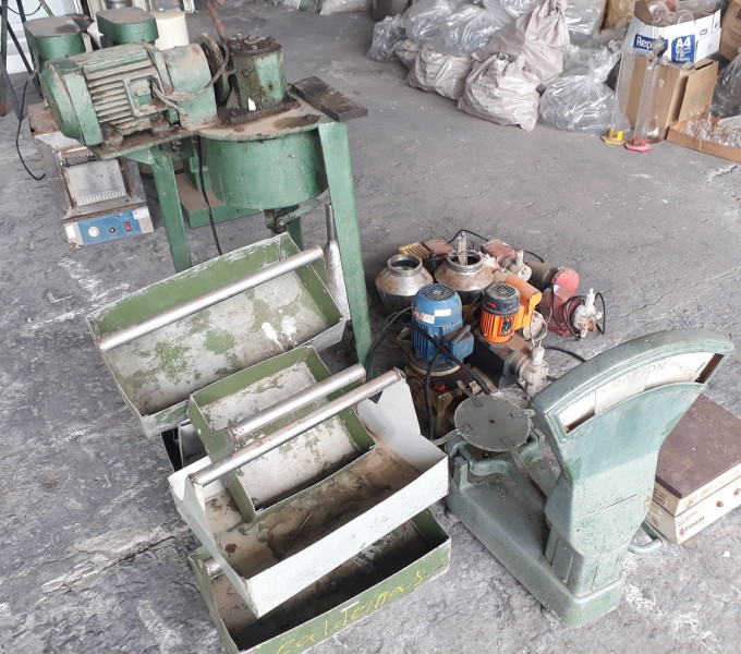 1 balança manual, 1 placa aquecedora, 9 motor-bomba, 8 cxs. Alumínio, 1 motor-bomba (Armazém)