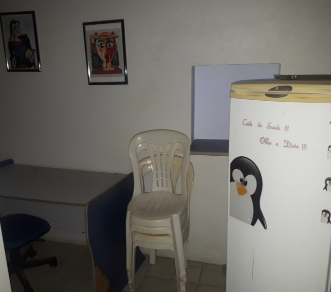 SALA ARQUIVO: 3 CADEIRAS PVC, 12 ARQUIVOS EM AÇO, 1 BIRÔ, 1 CADEIRA S/ BRAÇO