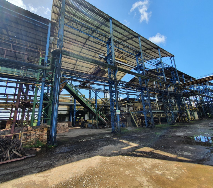 Prédio da ponte rolante c/ estrutura em vigas, telhas em alumínio e tesouras, aprox. 25m x 20m