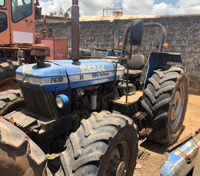 Trator agricola New Holland 7630 azul, 2003