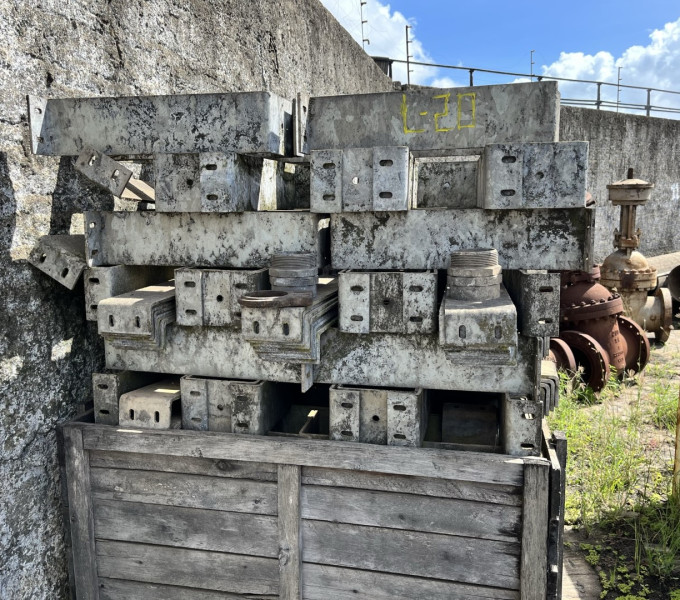 Fechamento para elétrica, suporte para torre de resfriamento.
