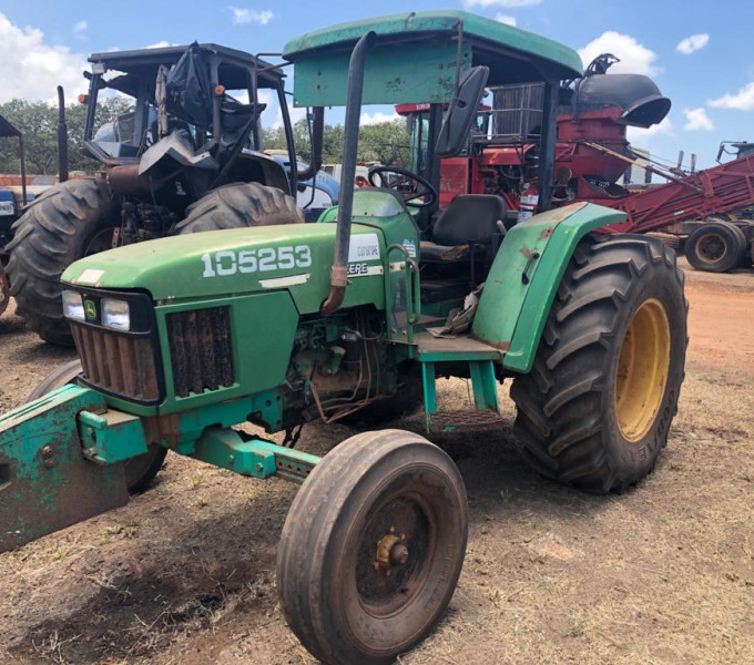 Trator agricola John Deere 5705 verde, 2003