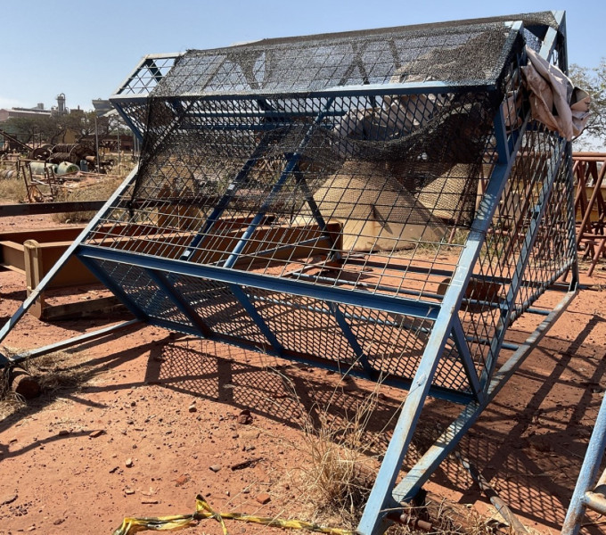 2 torres de suporte em ac, Escada em ac 4m, Passarela,degrau piso, Casinha estante em ac, Escadaria c plataforma , Cabine plataforma, 3 portões em ac 3m, Gaiola em ac, Guarda corpo ac + Item 31 - Caixa 3, Div. Peças industriais
