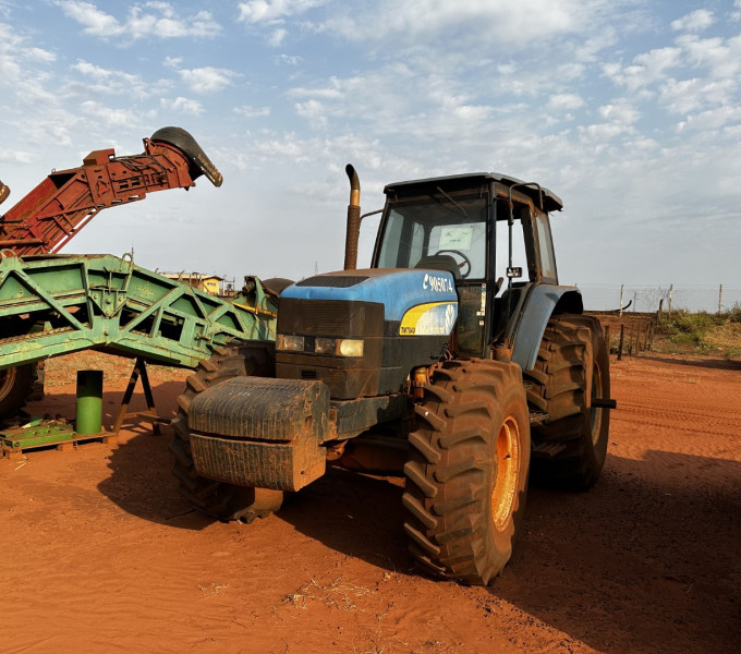 Trator de pneus New Holland TM7040, Ano: 2013, Frota: 905074 + Item 07 (cx 4-5) Diversas peças/materiais New Holland