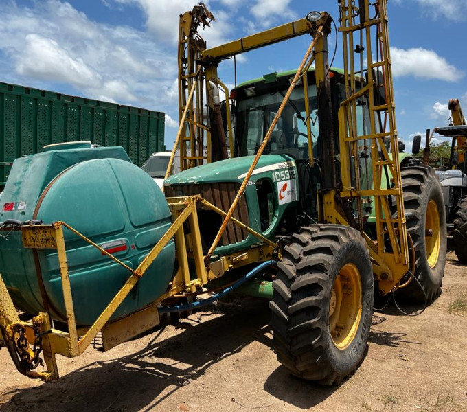 Trator John Deere JD 6125 J cabinado, 2012, C/ conjunto de pulverização completo, Frota: 105313