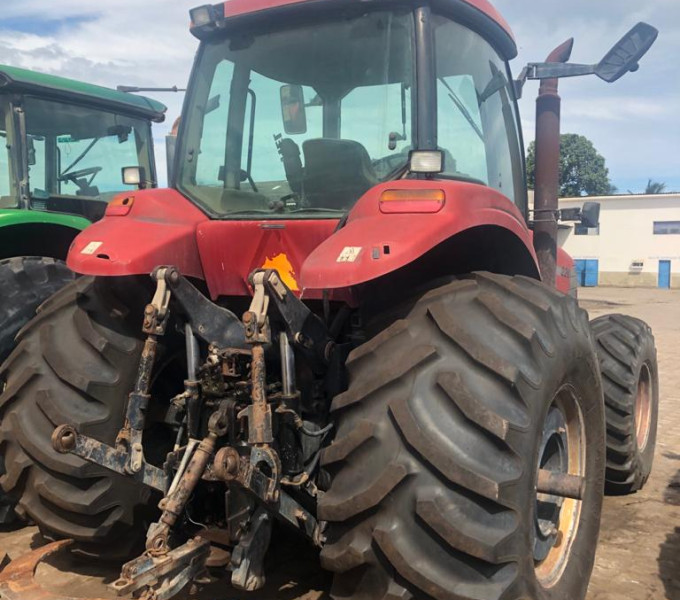 Trator agrícola Case 220 cabinado