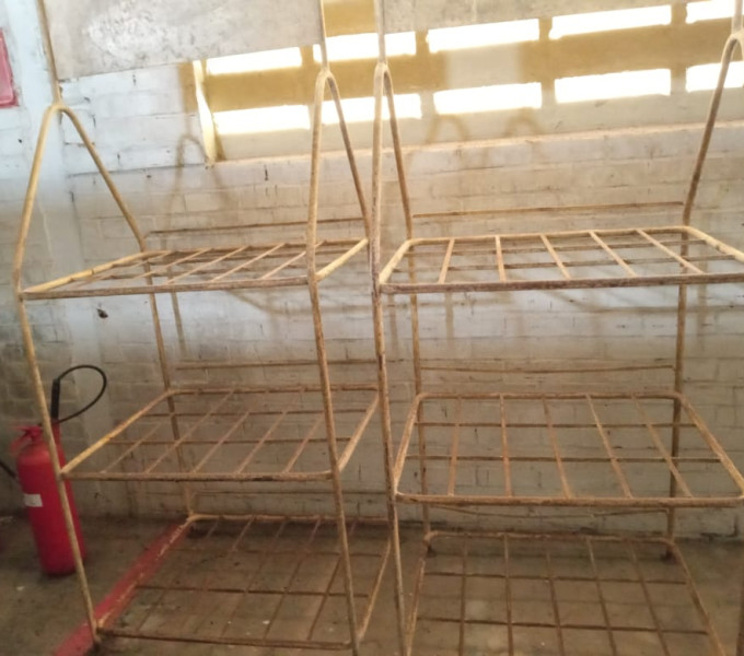 01 FREEZER, GELADEIRA, FOGÃO, GELAGUA, TV DE TUBO, 05 MESAS DANIFICADAS, DIVERSOS EXTINTORES DE INCÊNDIO E 01 BALANÇA.