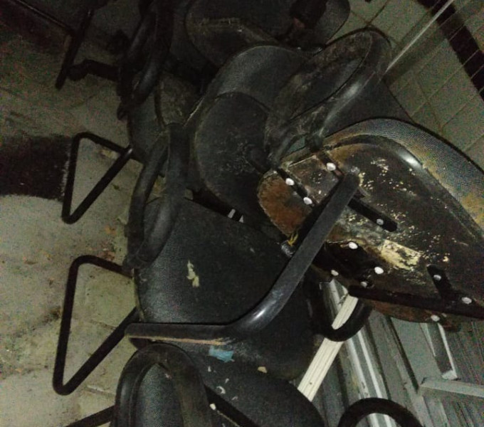 AR-CONDICIONADO DE PAREDE, 6 CADEIRAS FPÉ FIXO, DIVERSAS PLACAS DIVISÓRIAS EM PVC E MADEIRA, 2 CADEIRAS GIRATÓRIA