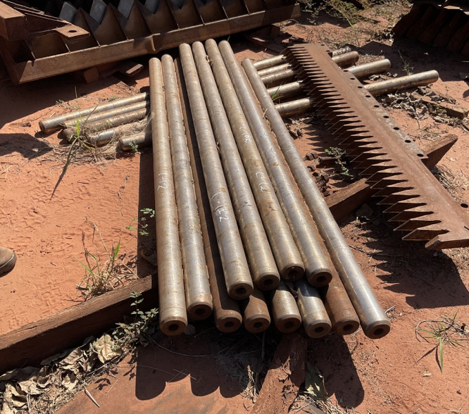Rolo de esteira em ac, 17 eixos/pinos em ac + Item 31 - Caixa 27, Div. Peças industriais