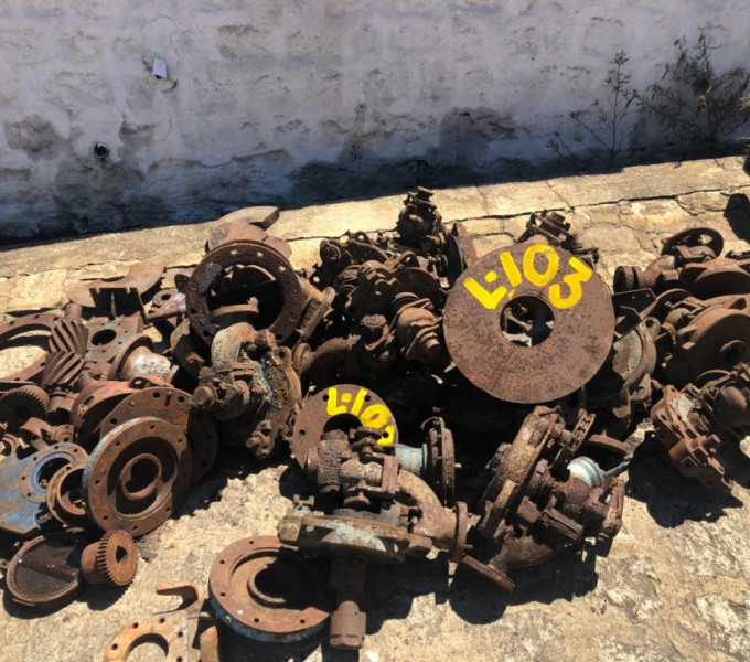 Lote de Div. Matériais como: Bombas, engrenagens e valvulas em ferro fundido