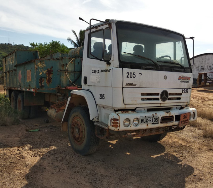 01 CAMINHÃO TANQUE COMBOIO M. BENZ 2423 K MUX-5185, ANO 2002 FROTA: 20572