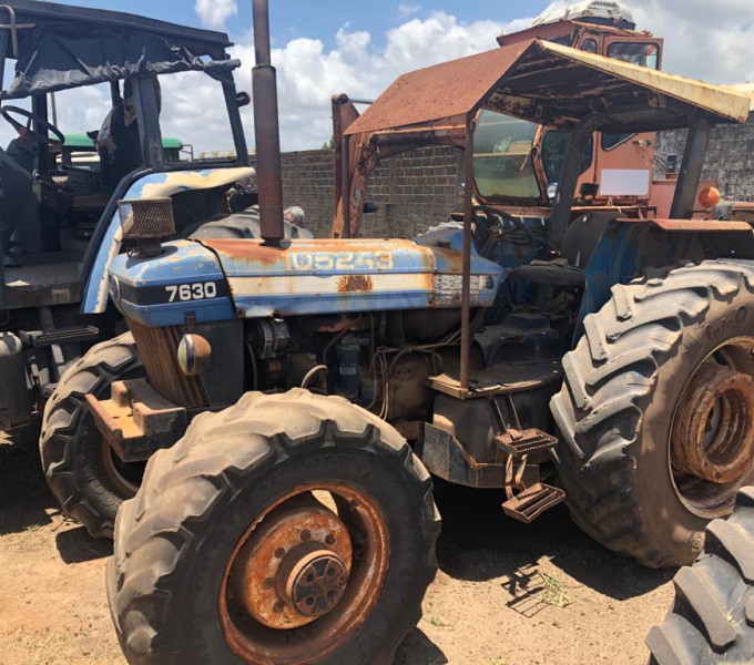 Trator agricola New Holland 7.630 azul, 2003