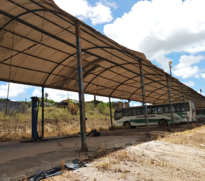 PRÉDIO C/ ESTRUTURA EM VIGAS, TELHAS E TESOURAS EM VIGAS 10 X 100M APROX. (GARAGEM)