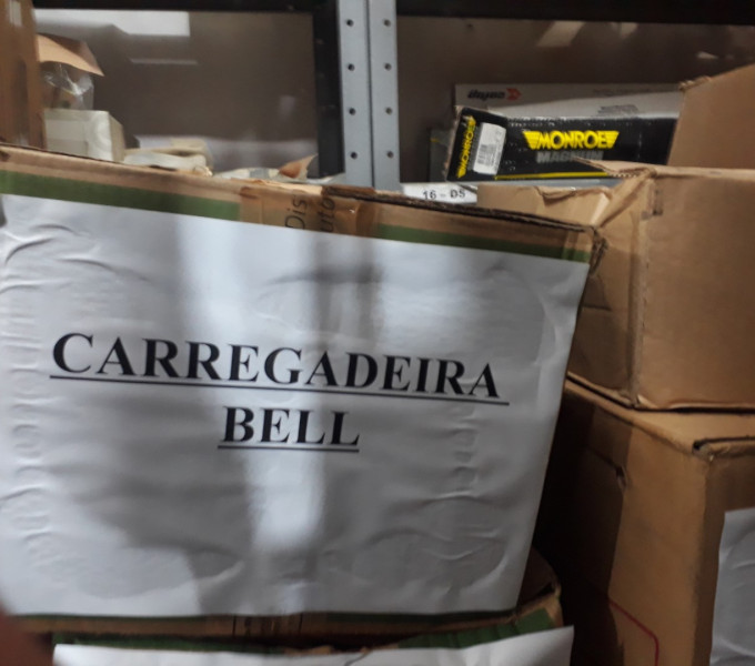 Diversas peças para carregadeira Bell como: Rolamentos, arruelas, acentos, kit pistões et.