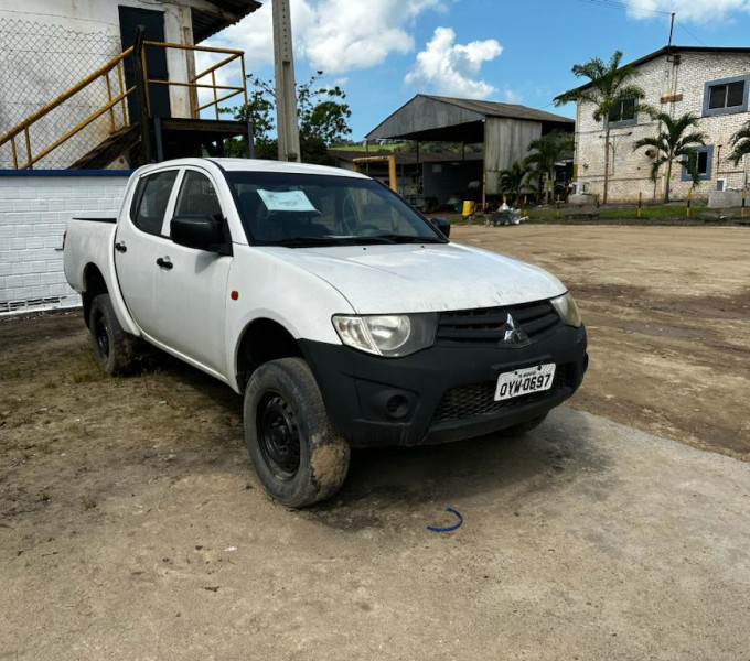 01 VEÍCULO L200 MT TRITON MITSUBISHI DIESEL, PLACA- OYW0697  ANO FAB: 2014 - ANO MODELO: 2015, COR: BRANCA + PEÇAS MITSUBISHI HILUX + PEÇAS JEEP + PEÇAS TOYOTA