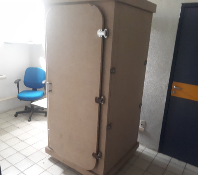MÉDICO 02: 1 CÂMARA P/ AUDIOMETRIA, 1 CADEIRA GIRATÓRIA, 1 CADEIRA PÉ FIXO