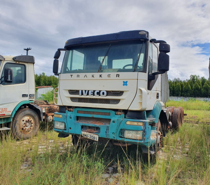 Caminhão Iveco Trakker 380 T42, branco, NMG-2081, 2011